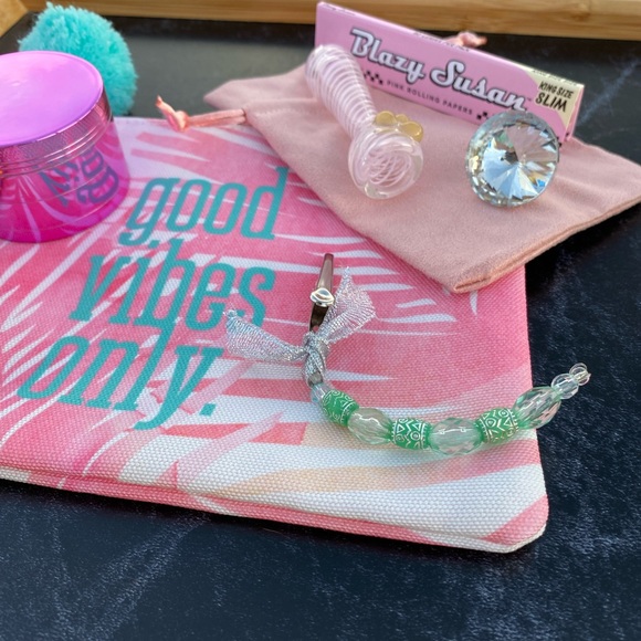 When A Woman Smokes Kit 💨 - Picture 6 of 10